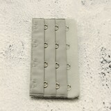 Op en Top Beha Verlenger 4 Haaks Grijs (per stuk) Op en Top Beha Verlenger 4 Haaks Grijs (per stuk)