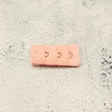 Op en Top Beha Verlenger 1 Haaks Coral Roze (per stuk) Op en Top Beha Verlenger 1 Haaks Coral Roze (per stuk)