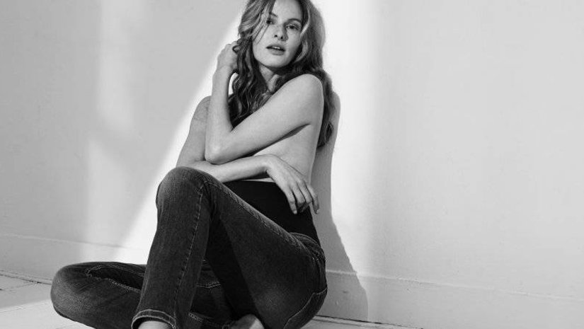 Hip en trendy zwanger in een jeans