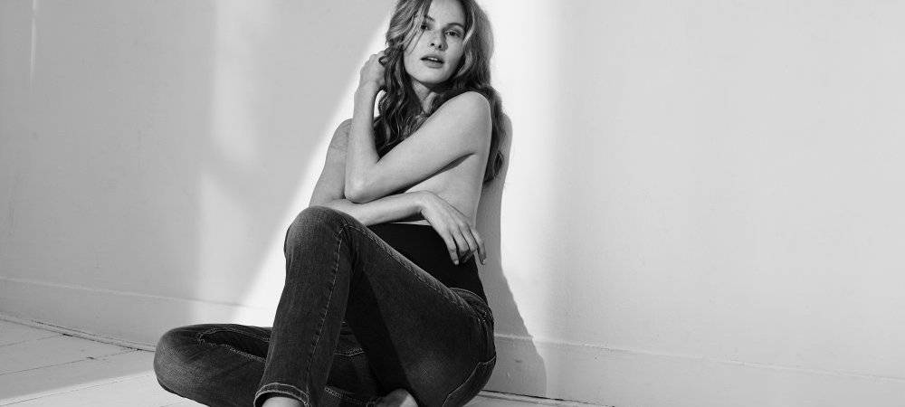 Hip en trendy zwanger in een jeans