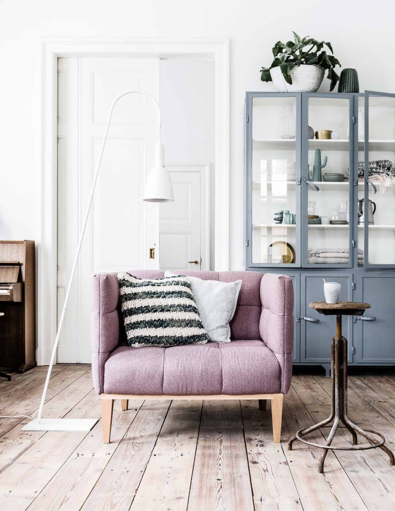 Spring styling by VT Wonen with a lovely combination of pastel and grey color tones and a touch of brass.