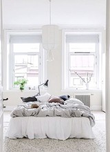 Dream a way about places far and away.. in this pure white bedroom styled with naturel materials. Vu sur Gravity Home