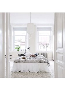 Dream a way about places far and away.. in this pure white bedroom styled with naturel materials. Vu sur Gravity Home