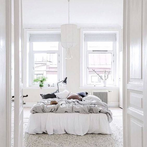 Dream a way about places far and away.. in this pure white bedroom styled with naturel materials. Vu sur Gravity Home