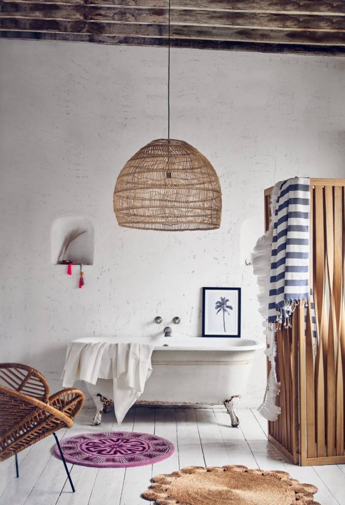 Des éléments artisanaux donnent à cette salle de bain un côté Lounge et relax - Vu sur Pinterest