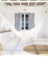 White and naturel tones are all you need to create a bohemian summer setting - see at Pinterest