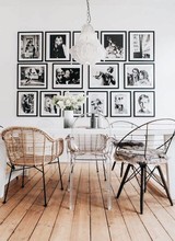 Un mélange de chaises et de cadres, et la suspension originale qui va bien avec votre déco personnelle - Vu sur Pinterest