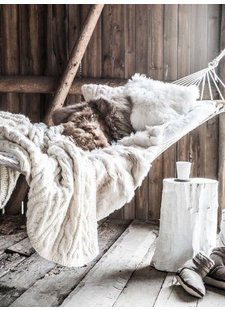 Creating a cosy hygge atmosphere with brown color tones and whites - Seen at pinterest