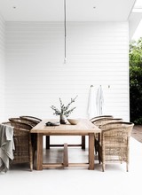 Un estilo minimalista al aire libre en Bayron Bay - visto en Home to Love blog