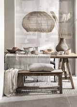 Muebles de madera cruda, combinados con hermosos textiles en tonos relajantes - visto en Pinterest