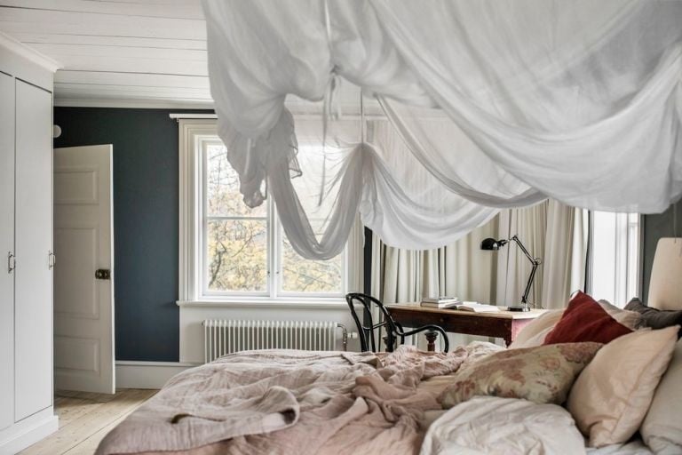 Muebles de madera cruda, combinados con hermosos textiles en tonos relajantes - visto en Pinterest
