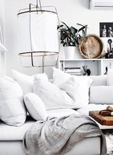 Un décor net et blanc, avec des pièces uniques chaleureuses et un textile doux et confortable