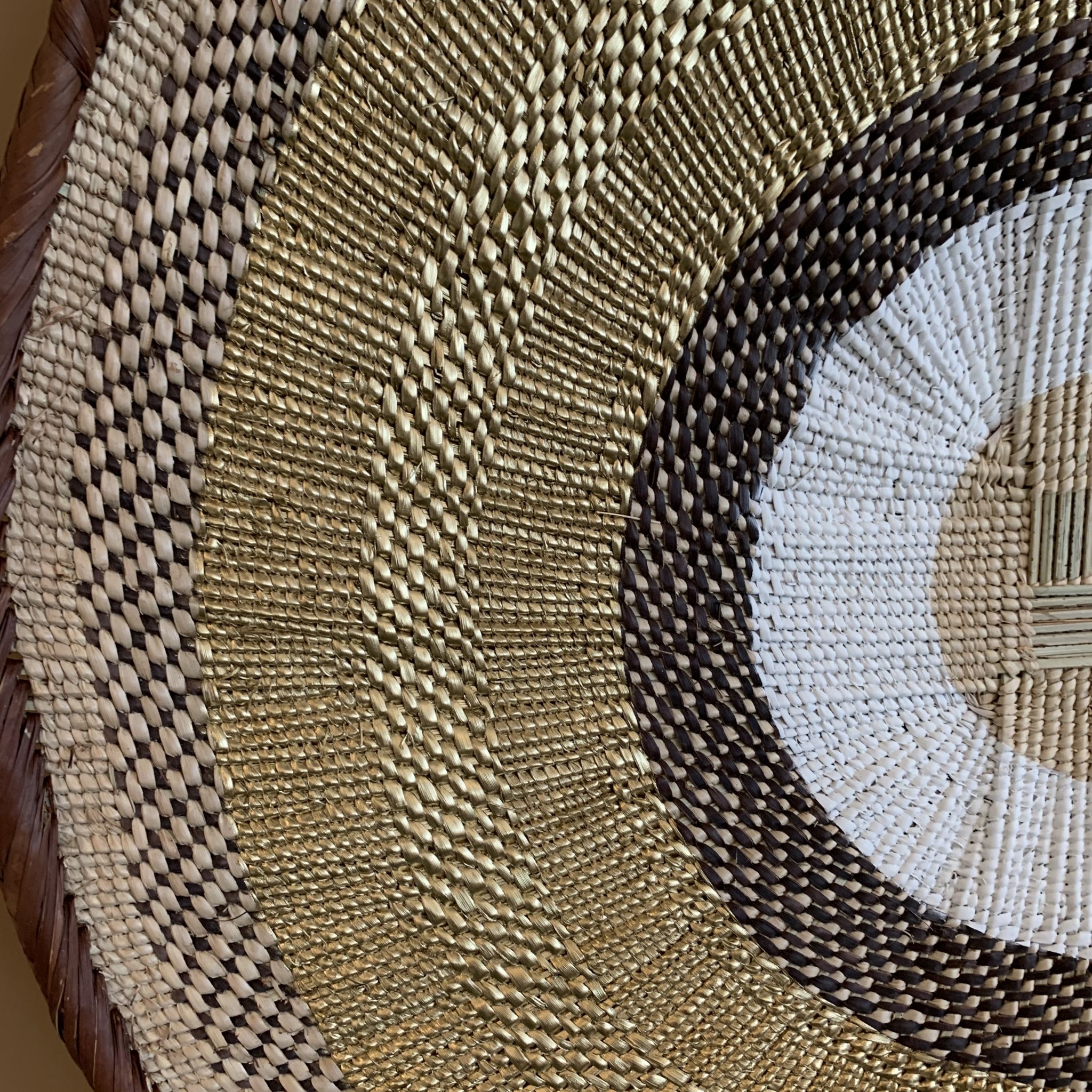 Petite Lily Interiors Tonga basket natural M - Gold Striped - Ø41-45cm