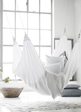 Interior puro y blanco con un toque Escandinavo Étnica- visto en French By Design