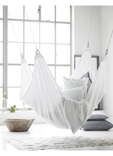 Interior puro y blanco con un toque Escandinavo Étnica- visto en French By Design