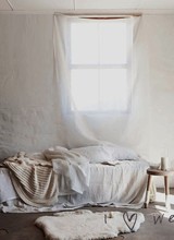 Ambiente sereno en blanco, madera suave y textil - visto en Pinterest