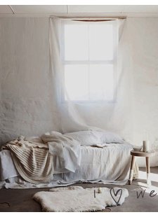 Scandinavian decor with white bedding - Seen on Pinterest