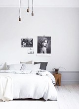 Una habitación decorada en perfecta armonía entre el gris y los tonos naturales- visto en Instagram