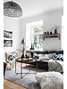 Un appartement de photographes suédois aux tons gris, boisés et aux plaids et coussins scandinaves- vu sur planetedeco.fr