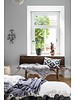 Un appartement de photographes suédois aux tons gris, boisés et aux plaids et coussins scandinaves- vu sur planetedeco.fr