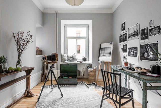 A Swedisch photographers appartment dominated by soft grey color tones, wood and Scandinavian cushions & plaids - Seen on planetedeco.fr