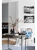 Un apartamento de fotógrafos suecos con una base a gris suave, madera y mantas y cojines escandinavos- visto en planetedeco.fr