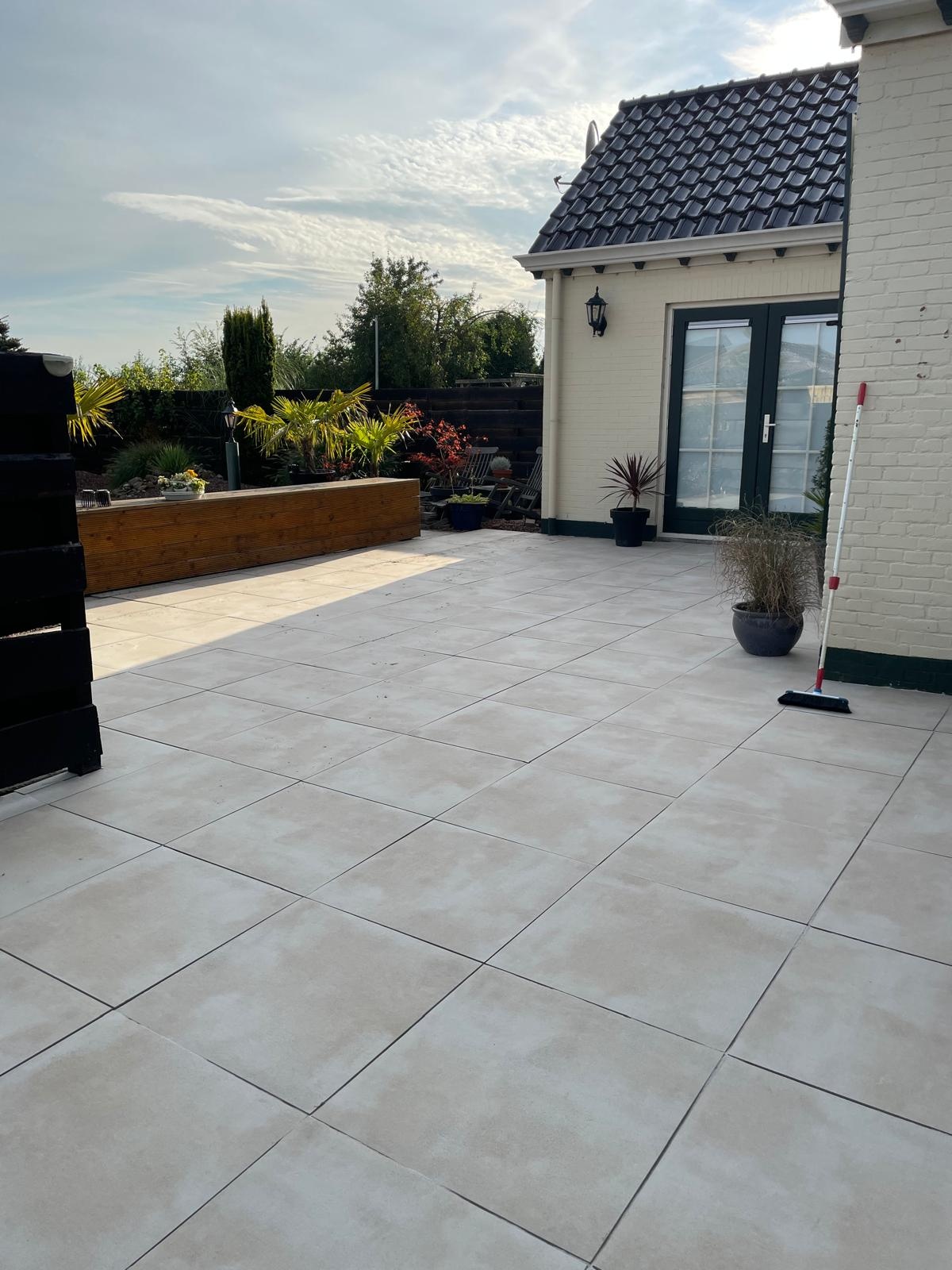 Keramiek tuintegels van 3 cm dik op een zandbed met stabilisaties, Dela Beige 60x60x3 cm
