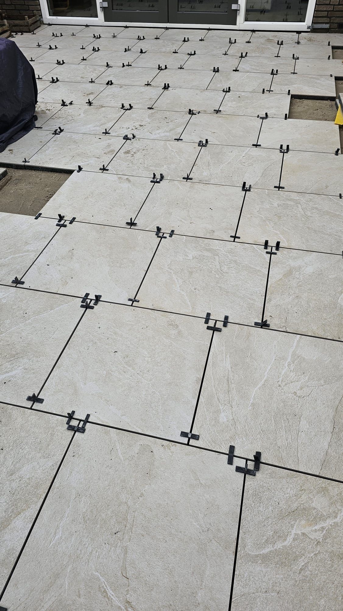 Keramische tuintegel 4 cm zandbed leggen