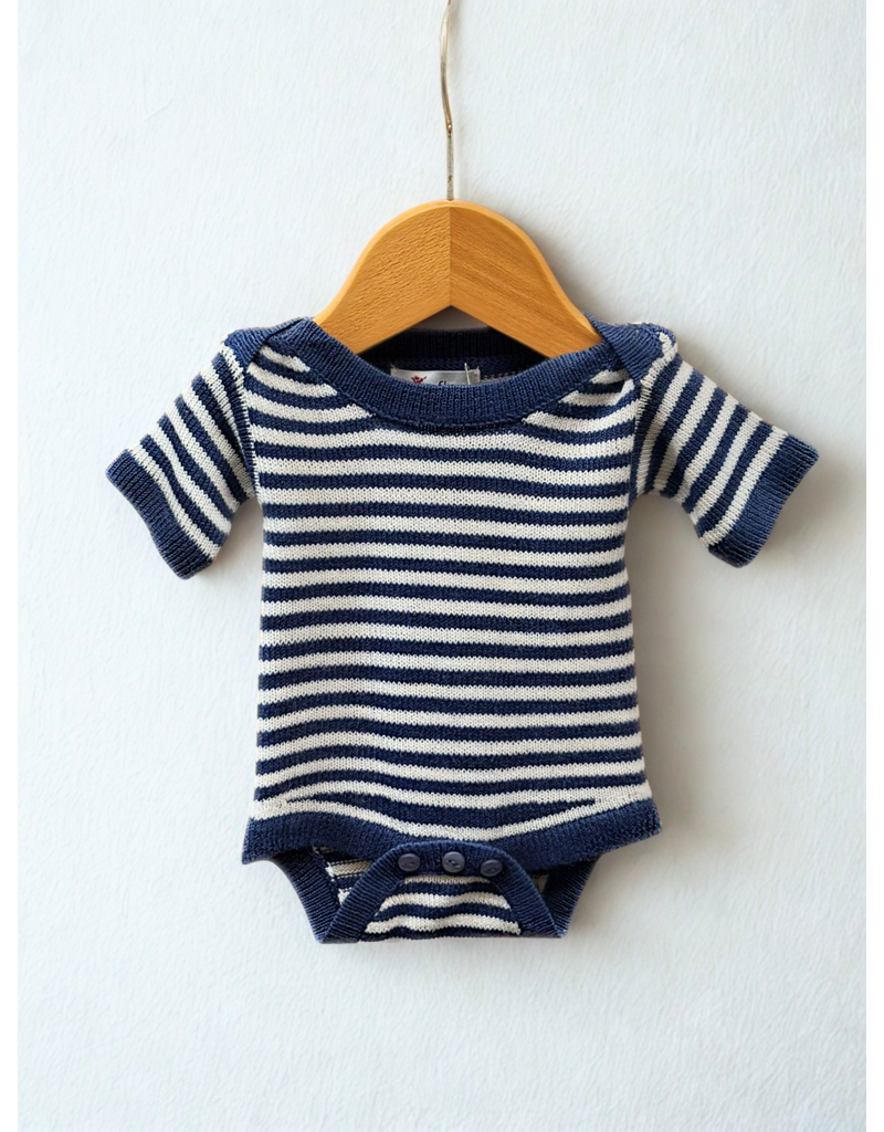 TAVO  Maritimer Baby-Strickstrampler (kurz) aus weichem Rayon – Streifen marine-weiß