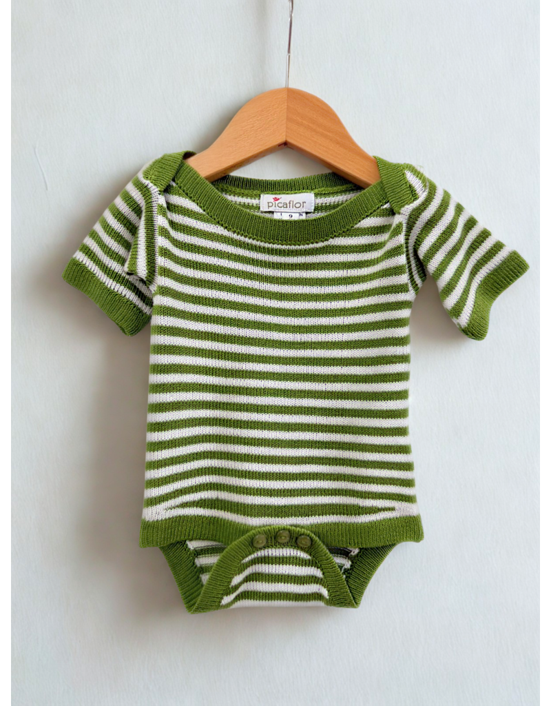 TAVO Farbenfroher Baby-Strickstrampler (kurz) aus weichem Rayon – Streifen grün-weiß