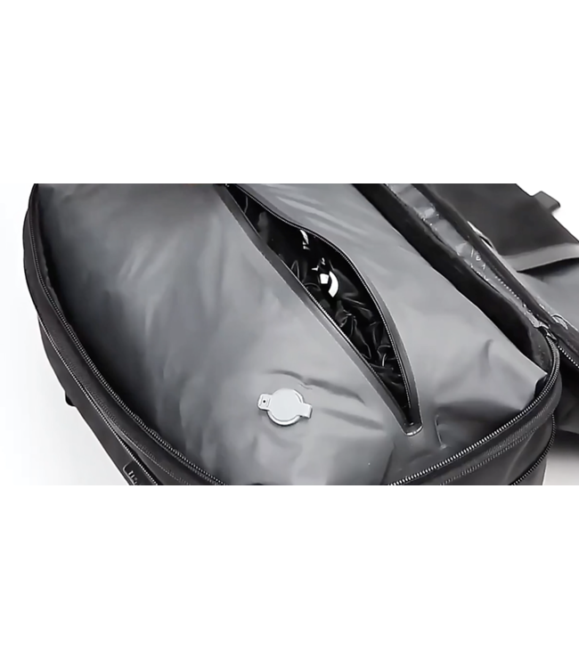 Underseater Zwarte Lichtgewicht Rugzak met Vacuüm Vak, 60L Capaciteit, TSA Cijferslot & Waterdichte Bescherming - Geschikt voor Laptop tot 17,3 inch