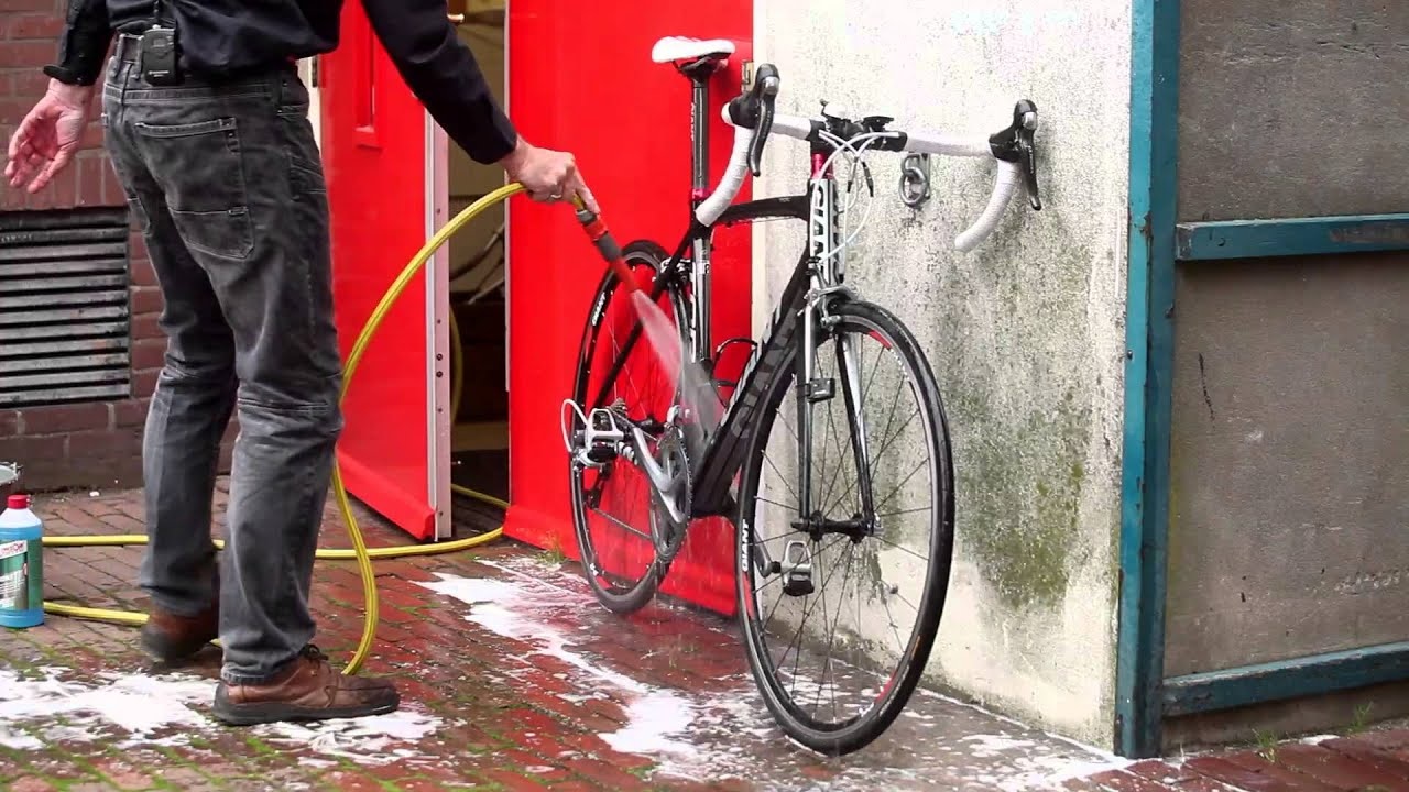 Bild von jemandem, der sein Fahrrad putzt