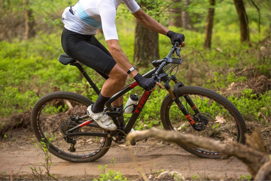 Mountainbiker tragen lange schwarze Radsocken