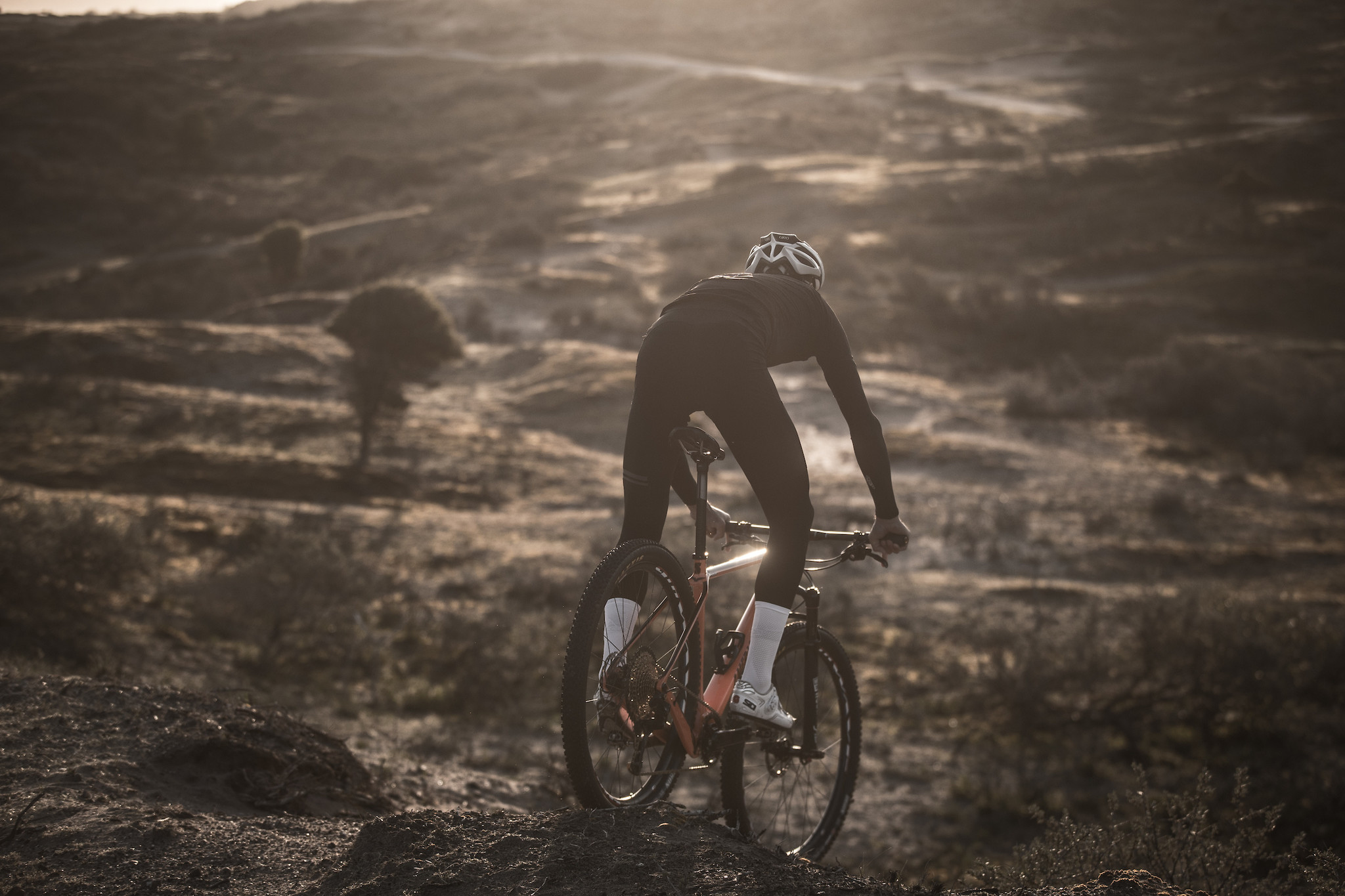 komplett weiße lange Radsocken im Einsatz auf einem Mountainbike