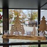 Kerstboompjes met 4 theelichtjes op hout. Kerstboompjes met 4 theelichtjes op hout.