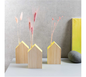 Houten huis met glazen vaasje Houten huis met glazen vaasje