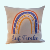 Linnen kussen met regenboogdesign – Personaliseerbaar met naam Linnen kussen met regenboogdesign – Personaliseerbaar met naam