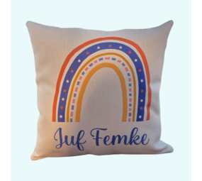 Linnen kussen met regenboogdesign – Personaliseerbaar met naam Linnen kussen met regenboogdesign – Personaliseerbaar met naam
