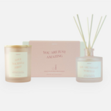 Geschenkset geurkaars & geurstokjes 'you are just amazing' Geschenkset geurkaars & geurstokjes 'you are just amazing'