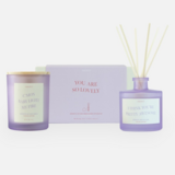 Geschenkset geurkaars & geurstokjes 'you are so lovely' Geschenkset geurkaars & geurstokjes 'you are so lovely'