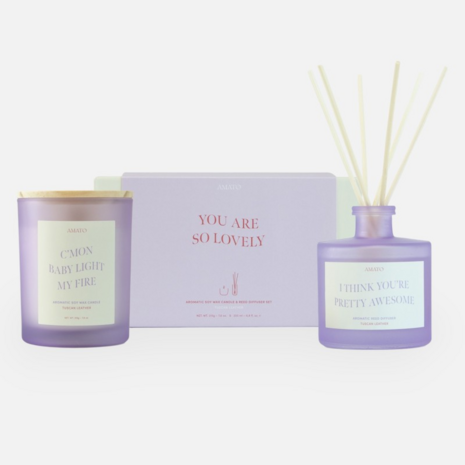 Geschenkset geurkaars & geurstokjes 'you are so lovely' Geschenkset geurkaars & geurstokjes 'you are so lovely'