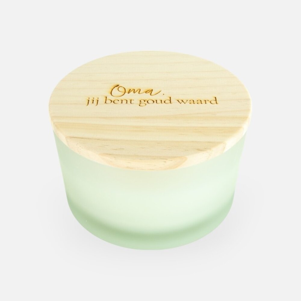 Luxe geurkaars laag frosted wit met houten deksel - 'oma, jij bent goud waard'