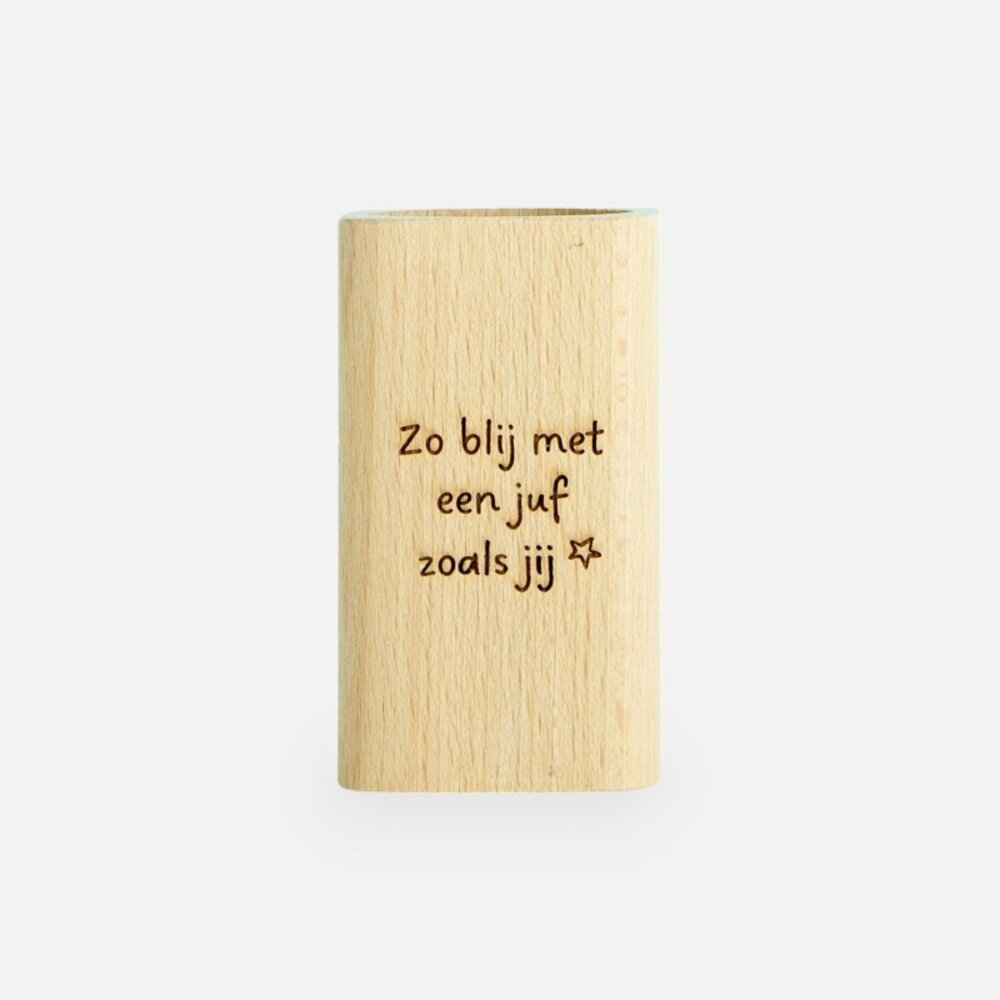 Pennenhouder hout - 'zo blij met een juf zoals jij' Pennenhouder hout - 'zo blij met een juf zoals jij'