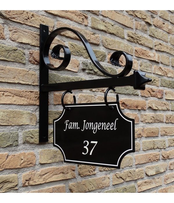 Uithangbord groot landelijk  met dubbelzijdige belettering, handgeschilderd.