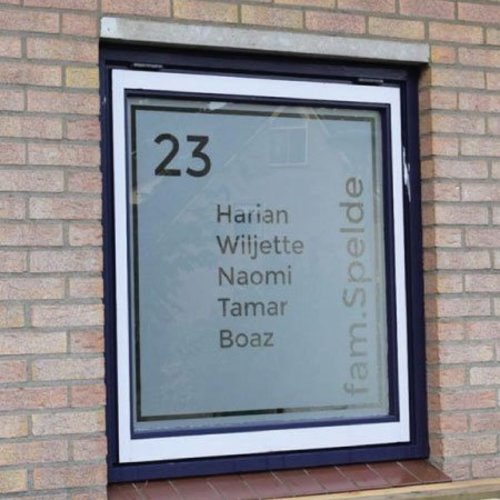 Raamfolie Achternaam en huisnummer en voornamen Raamfolie Achternaam en huisnummer en voornamen