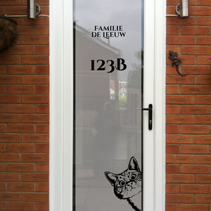 Raamfolie poes met naam en huisnummer Raamfolie poes met naam en huisnummer