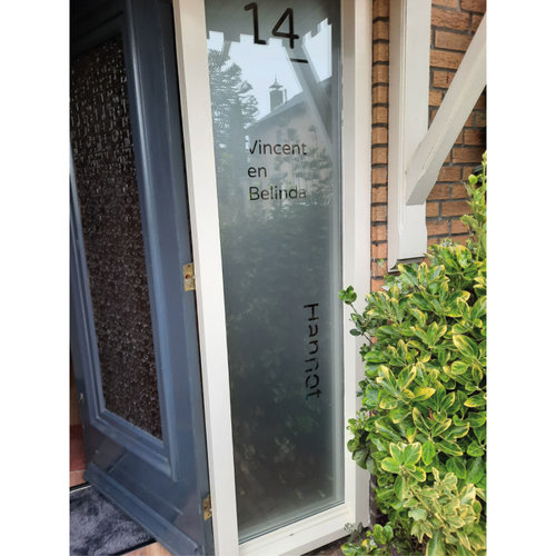 Raamfolie met kader huisnummer familienaam en namen Raamfolie met kader huisnummer familienaam en namen