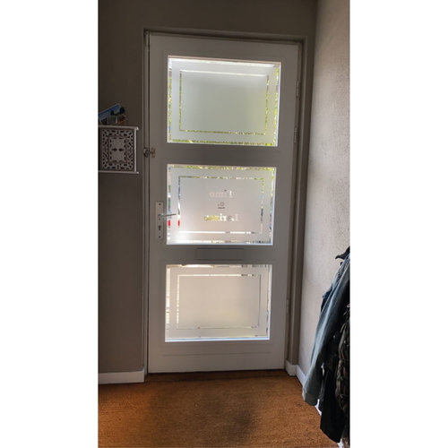 Raamfolie 3 ramen met namen en huisnummer Raamfolie 3 ramen met namen en huisnummer