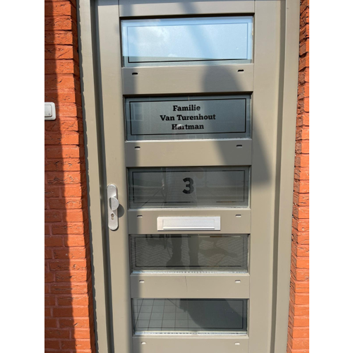 Raamfolie 3 ramen met namen en huisnummer Raamfolie 3 ramen met namen en huisnummer