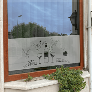 Raamfolie wijnfles met wijnglazen en druiven Raamfolie wijnfles met wijnglazen en druiven